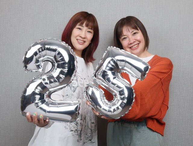 「花＊花」おのまきこ（左）、こじまいづみ＝撮影・石井剣太郎