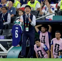 チュニジア戦で声を張り上げる森保監督