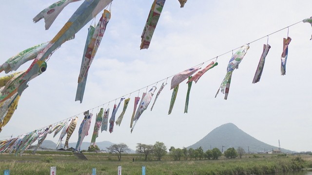 香川県丸亀市の土器川に飾られた270匹のこいのぼり