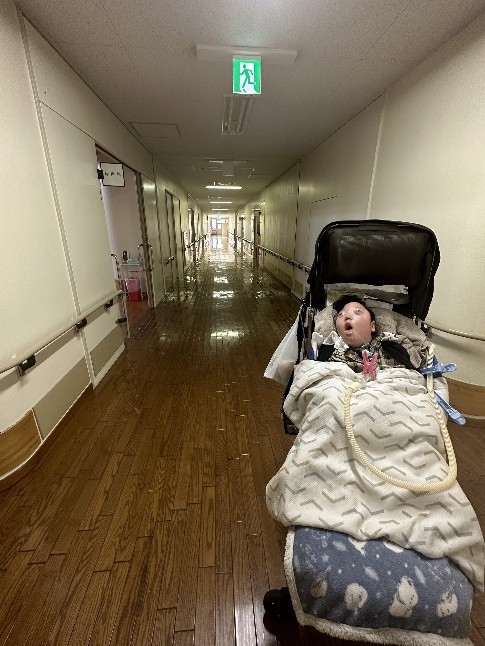 現在、息子さんは介護タクシーなど、たくさんの支援の手を借りながら支援学校へ通っている