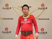 「近江ちゃんぽんの妖精」に扮して登場したダイアン・津田篤宏