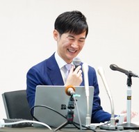 記者からの質問に苦笑いする石丸伸二氏