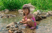 川遊びで石集めに目覚めた　※画像はイメージです（tatsuki@stock.adobe.com）一部トリミングしています