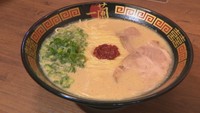 とんこつスープにつやつやストレートの細麺！