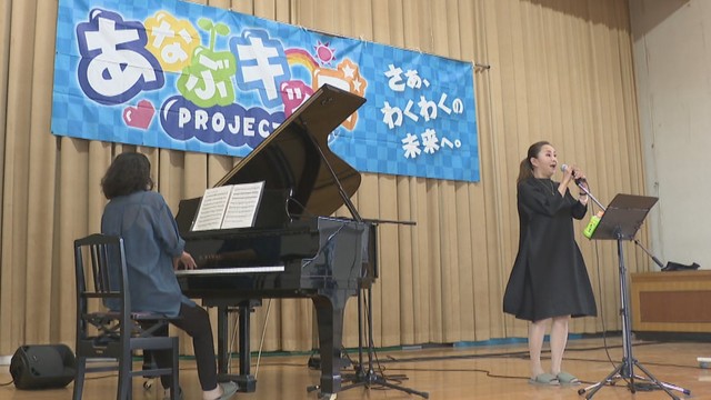 ピアニスト・梅田玲奈さん（左）／歌手・河西那都さん（右）