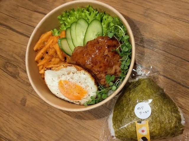 普段のお弁当のひとつ。ハンバーグをメーンにしたお弁当／zuekonnoさん（@zueko2442）提供
