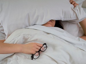 真夜中に響き渡る困ったいびき。彼の命を守るため口に貼ったばってん