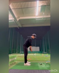 ゴルフの練習をしている鈴木さん。間違った名前が掲載されていたのはゴルフコンペの組み合わせ表でした／鈴木聡さん（@satoshi__colorresta）提供