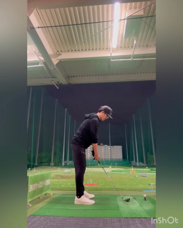 ゴルフの練習をしている鈴木さん。間違った名前が掲載されていたのはゴルフコンペの組み合わせ表でした／鈴木聡さん（@satoshi__colorresta）提供