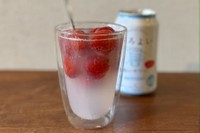 フロートする冷凍イチゴがかわいい