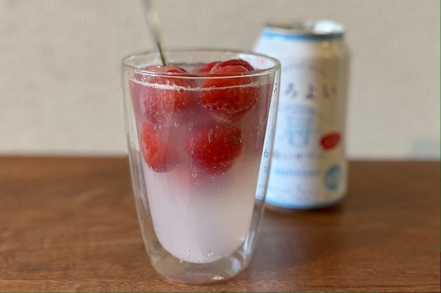 フロートする冷凍イチゴがかわいい