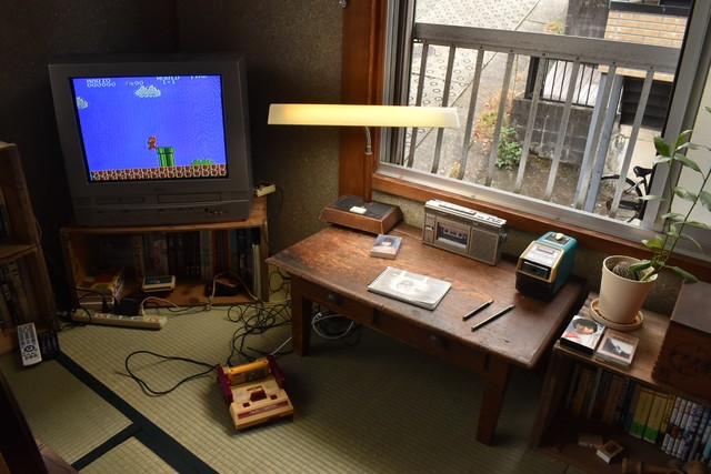 ブラウン管のテレビにスーパーファミコン…と風情あふれる和室に。