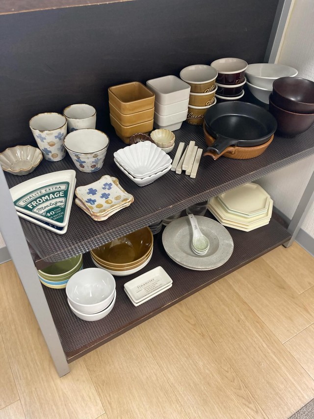 まるで器やさん、な次男さんの部屋の一角。「器は何個あってもいいの。あればあるほどいいの」と段ボール2個分の器を自宅から新居へ（toco_tanさんThreadsより）