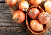 ピーマンじゃなくて「たまねぎ」で肉詰め！？※画像はイメージです（Nelea Reazanteva/stock.adobe.com）
