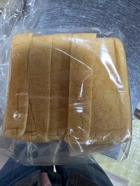 5枚切りで頼んだはずが、1枚だけ極端に分厚くカットされていた高級食パン／Popo & Pippiさん（@poppopopo809）提供