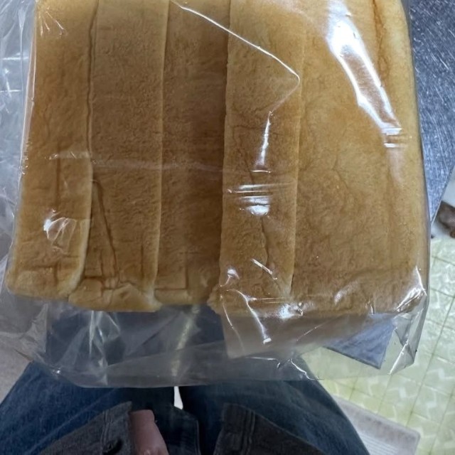 5枚切りで頼んだはずが、1枚だけ極端に分厚くカットされていた高級食パン／Popo & Pippiさん（@poppopopo809）提供