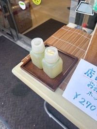 東京都内で懐かしのポリ茶瓶を発見！（あらいちゅーさん提供）