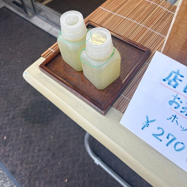 東京都内で懐かしのポリ茶瓶を発見！（あらいちゅーさん提供）