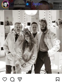 テイラー・スウィフトの「フォート・ナイト」のMVに出演したイーサン・ホーク（左）＝イーサン・ホークのインスタグラム＠ethanhawkeより