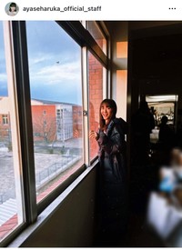綾瀬はるかさんの公式スタッフ（@ayaseharuka_official_staff）のインスタグラムより