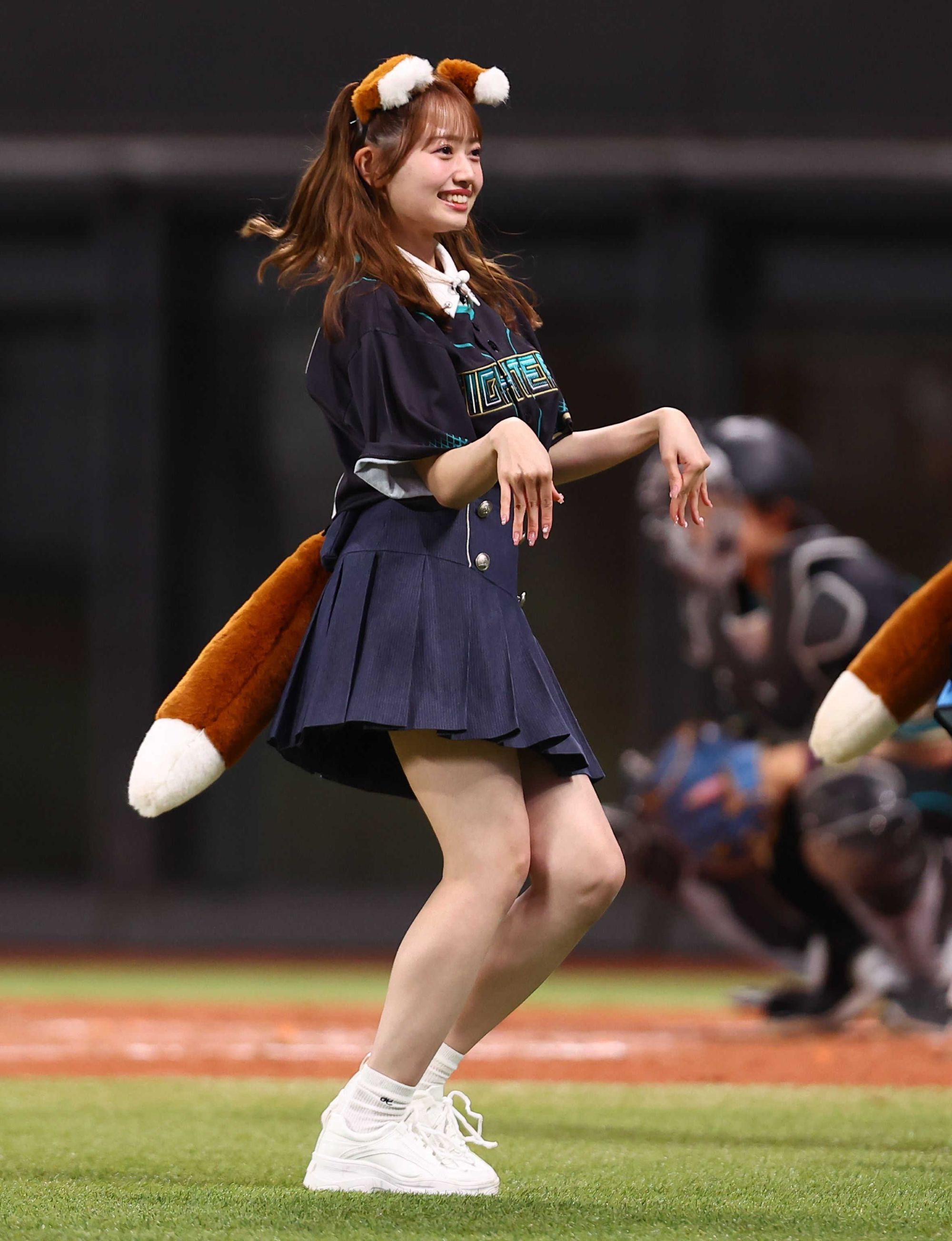 井森美幸57歳のマウンド！スカートふわりトラウデン直美 AKBコンビは