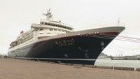 13日、高松港に寄港したクルーズ船「にっぽん丸」