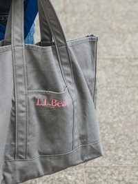 URBAN RESEARCH DOORSがL.L.Beanとコラボした「別注GROCERY TOTE」（提供）