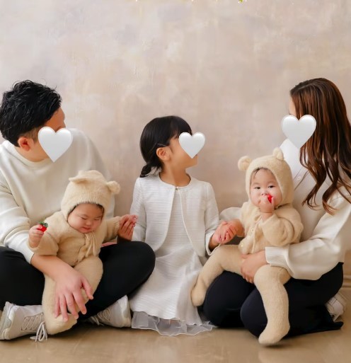 双子ちゃん1歳のお誕生日に家族フォト（提供：＠can_twins_さん）
