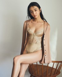 ローカルアンバサダー Kōki, がリミテッドコレクション「Silky Flowers」を纏ったビジュアル※本ビジュアルは「SPUR」タイアップ記事掲載に伴い撮影されたものです。photography: Teruo Horikoshi〈TRON〉