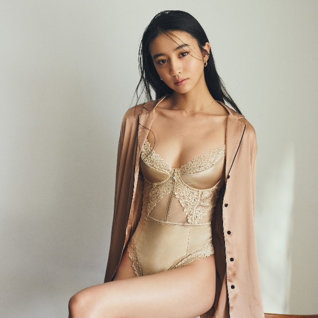 ローカルアンバサダー Kōki, がリミテッドコレクション「Silky Flowers」を纏ったビジュアル※本ビジュアルは「SPUR」タイアップ記事掲載に伴い撮影されたものです。photography: Teruo Horikoshi〈TRON〉