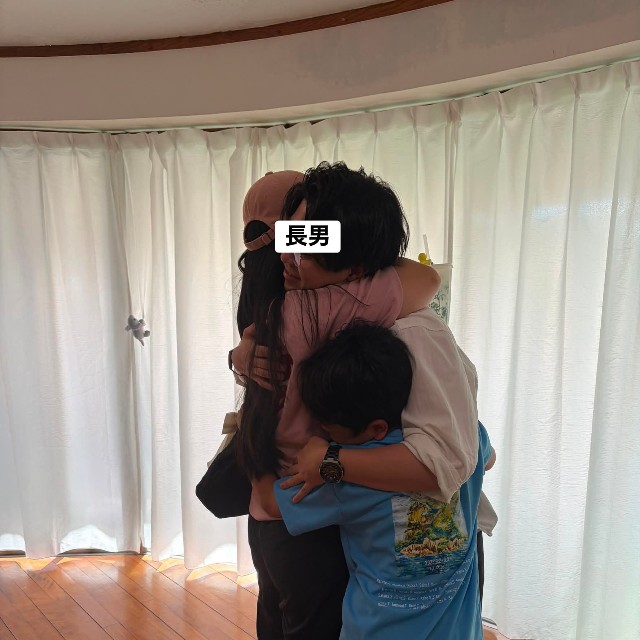 出発の日、お見送りに行けなかった長女と三男とのお別れのハグをする長男（いなみね優子さん提供）