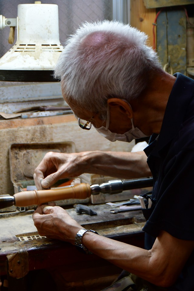 熟練の職人さんが加工しています