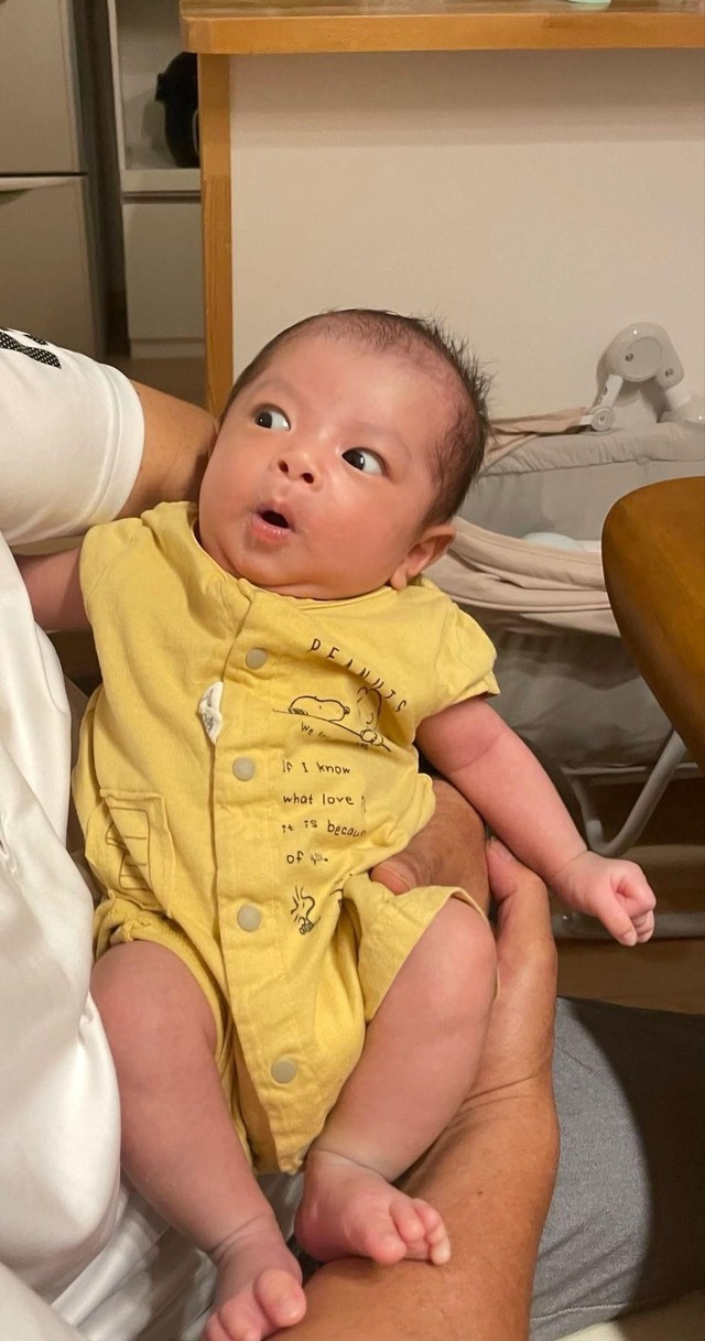 2枚目。目の前の相手に気づいた赤ちゃん（まるさん提供）