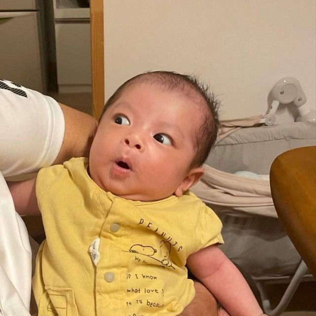 2枚目。目の前の相手に気づいた赤ちゃん（まるさん提供）