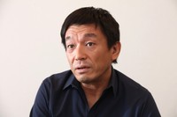インタビューに応じる山本兵衛監督