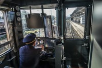ホームに入線する際は多くの確認が必要になる　※画像はイメージです（kanzilyou/stock.adobe.com）