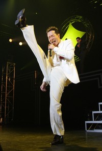 こん身の足上げをする田原俊彦＝2009年