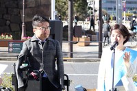 乙武洋匡氏（左）は、富山葵弓氏の演説を見守る