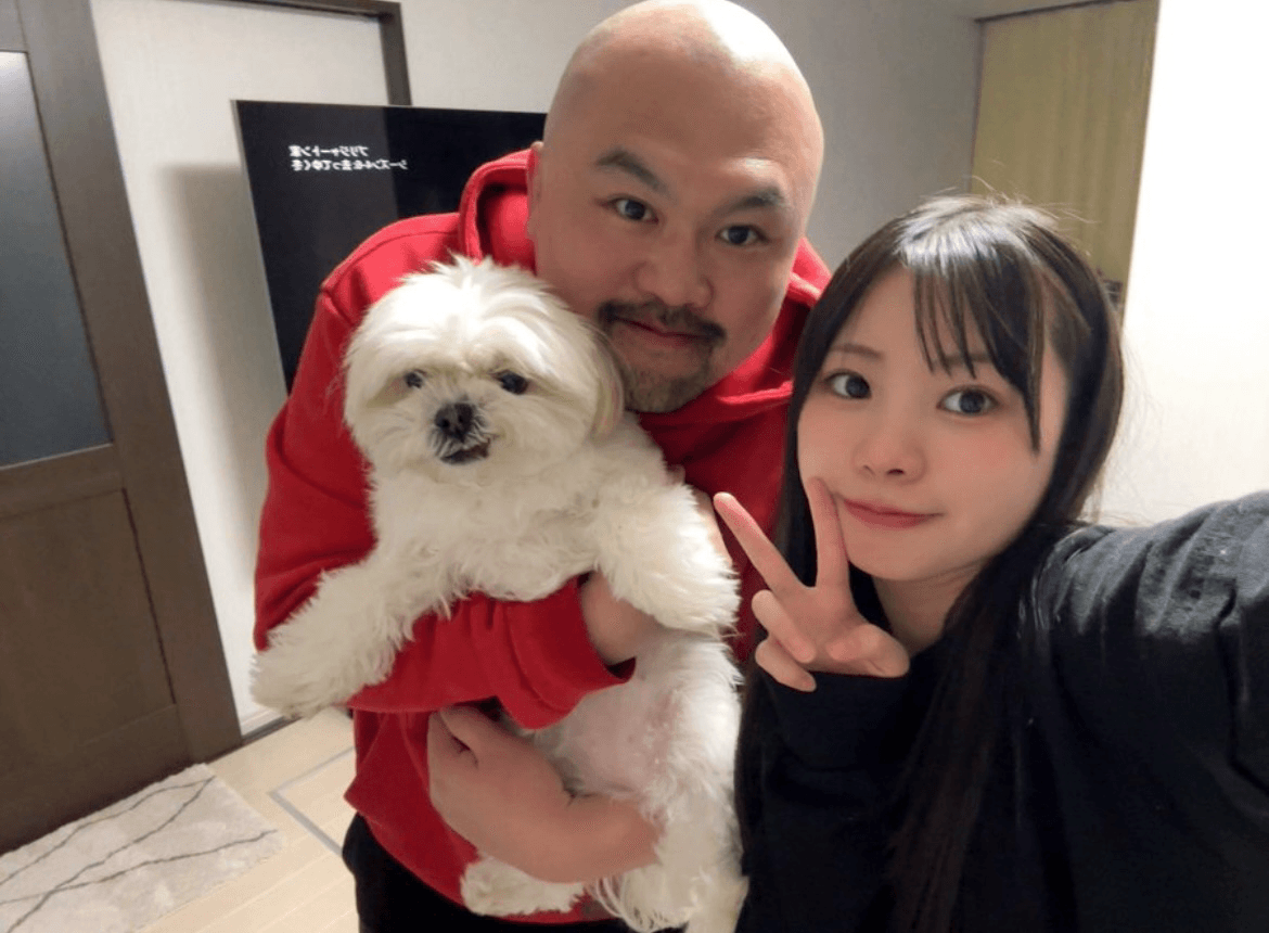 左から良ちゃん、嫁・早乙女ゆみの（鬼越トマホーク良ちゃん (@sakai026)さんのXより）