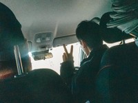 「おとうさんぴーすして」と後部座席から1枚（提供：@____yskchさん）
