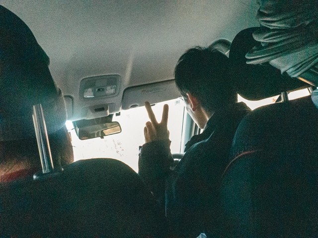 「おとうさんぴーすして」と後部座席から1枚（提供：@____yskchさん）
