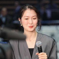 ボクシングの試合でマイクを握る福田典子アナ＝2025年