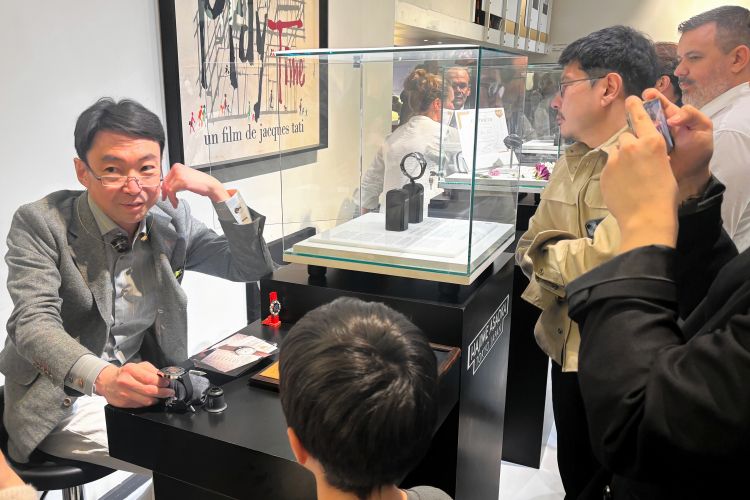 浅岡肇さんのブースには人だかりが出来ていた