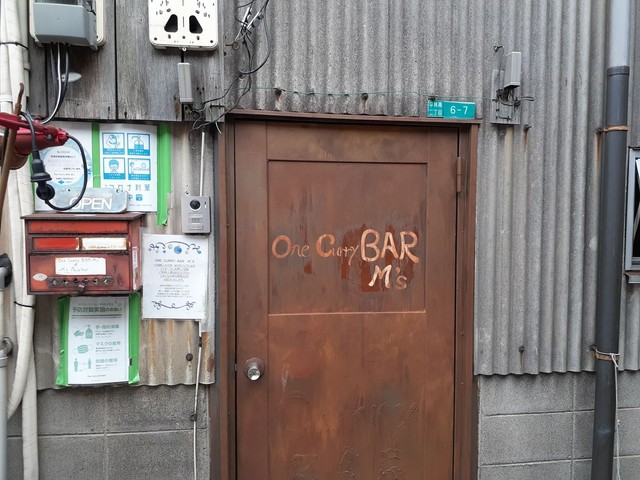 シャッター横の通用口が本当の入口