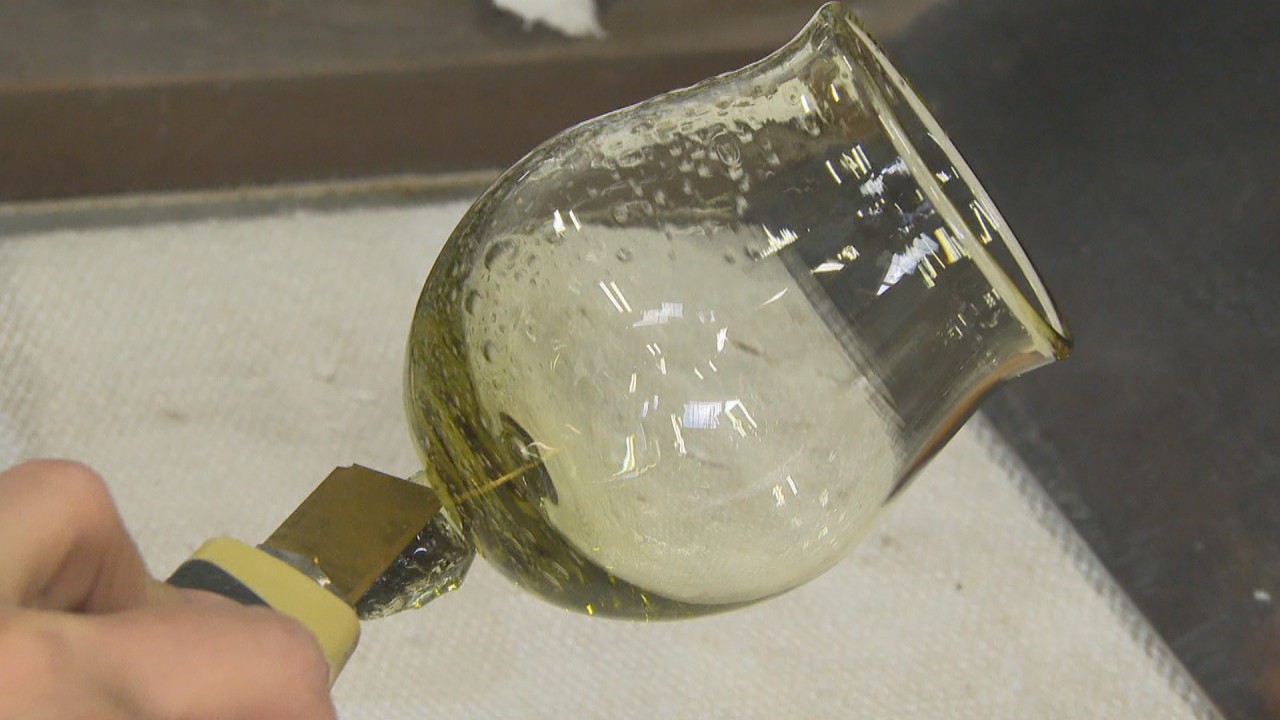 冷めるまで色は分からない 理想の緑 を追い続けたガラス作家の オリーブ硝子 香川 Ksbニュース Ksb瀬戸内海放送