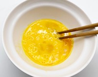 菜箸でとき卵を作る様子