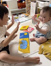 一緒に絵本を読むのが楽しいふたり♡（提供：@rayray_comさん）