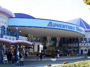 ゾウが鼻を振り回し、飼育員が頭を打って死亡