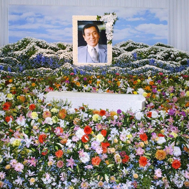 色とりどりの花に囲まれた丹波哲郎さんの祭壇＝東京・港区の青山葬儀所(2006年撮影)