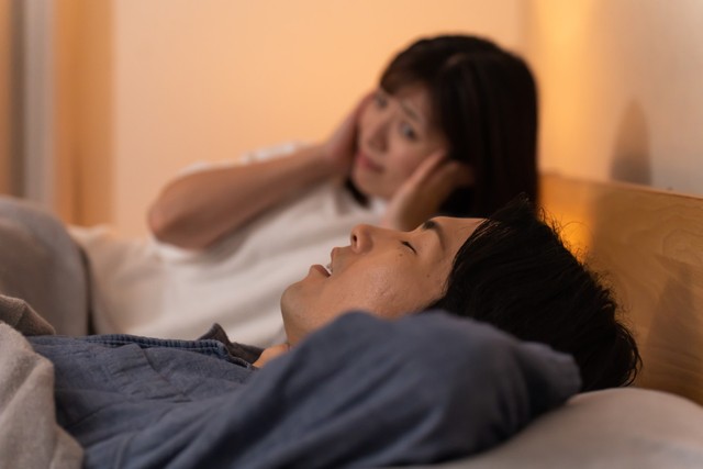 「いびきがうるさい」と家族から言われたことはありませんか？　※画像はイメージです（ponta1414/stock.adobe.com）